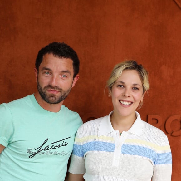 Alysson Paradis (enceinte) et son compagnon Guillaume Gouix - Internationaux de France de tennis de Roland-Garros à Paris, le 2 juin 2022. © Dominique Jacovides/Bestimage