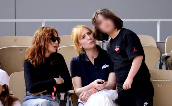 Isabelle Huppert avec sa fille Lolita Chammah et son petit-fils Gabriel - Internationaux de France de tennis de Roland-Garros à Paris, le 2 juin 2022. © Dominique Jacovides/Bestimage