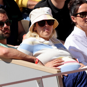 Alysson Paradis (enceinte) et son compagnon Guillaume Gouix - Internationaux de France de tennis de Roland-Garros à Paris, le 2 juin 2022. © Dominique Jacovides/Bestimage