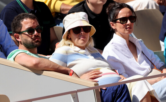Alysson Paradis (enceinte) et son compagnon Guillaume Gouix - Internationaux de France de tennis de Roland-Garros à Paris, le 2 juin 2022. © Dominique Jacovides/Bestimage