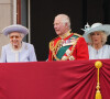 Camilla Parker Bowles, le prince Charles, la reine Elizabeth II d'Angleterre - La famille royale salue la foule depuis le balcon du Palais de Buckingham. Londres, le 2 juin 2022.