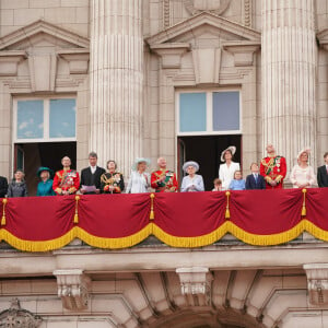 Le prince Richard, Birgitte Eva, la princesse Alexandra de Kent, le prince Edward, Timothy Laurence, la princesse Anne, Camilla Parker Bowles, le prince Charles, la reine Elizabeth II, le prince William, Kate Middleton, le prince George de Cambridge, la princesse Charlotte de Cambridge, le prince Louis de Cambridge, Sophie Rhys-Jones, James Mountbatten-Windsor, Louise Mountbatten-Windsor, le prince Edward - La famille royale salue la foule depuis le balcon du Palais de Buckingham. Londres, le 2 juin 2022.