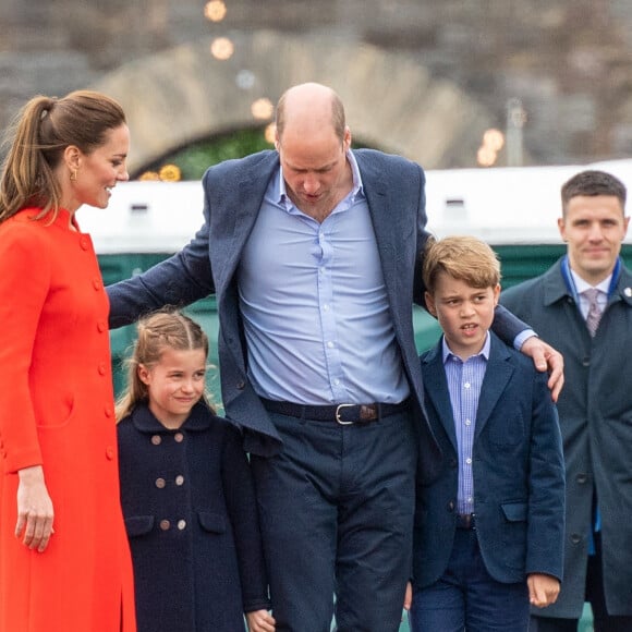 Le prince William, Kate Middleton, le prince George et la princesse Charlotte - Visite du château de Cardiff à l'occasion du jubilé de platine de la reine d'Angleterre, le 4 juin 2022.