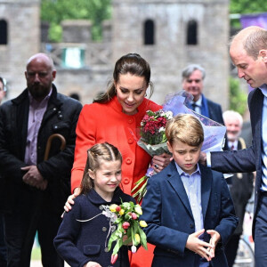 Le prince William, Kate Middleton, le prince George et la princesse Charlotte - Visite du château de Cardiff à l'occasion du jubilé de platine de la reine d'Angleterre, le 4 juin 2022.