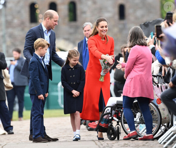Le prince William, Kate Middleton, le prince George et la princesse Charlotte - Visite du château de Cardiff à l'occasion du jubilé de platine de la reine d'Angleterre, le 4 juin 2022.