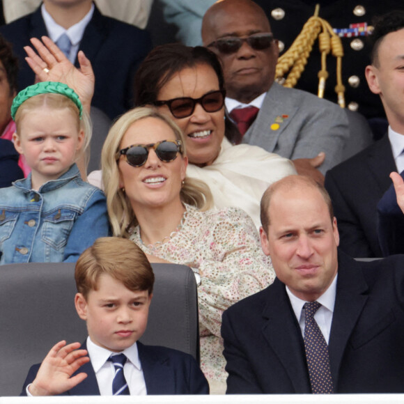 Le prince George, le prince William, duc de Cambridge, Zara Tindall et lena Tindall - La famille royale d'Angleterre lors de la parade devant le palais de Buckingham, à l'occasion du jubilé de la reine d'Angleterre. Le 5 juin 2022