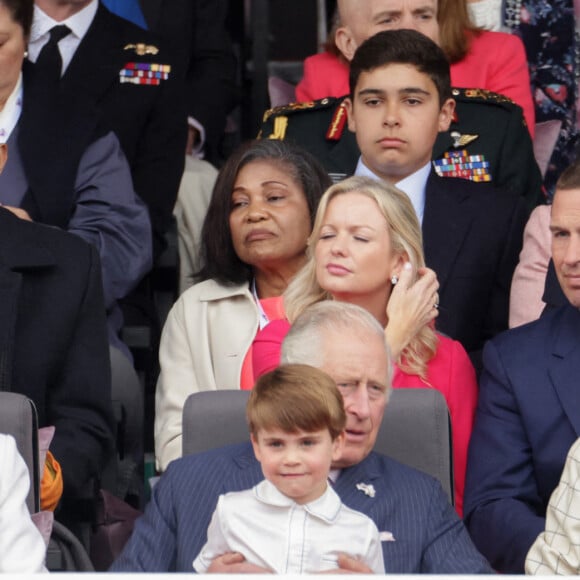 Camilla Parker Bowles, duchesse de Cornouailles, le prince Louis, le prince Charles et la princesse Anne Autumn Kelly et Peter Phillips - La famille royale d'Angleterre lors de la parade devant le palais de Buckingham, à l'occasion du jubilé de la reine d'Angleterre. Le 5 juin 2022  Platinum Jubilee Pageant in front of Buckingham Palace, London, on day four of the Platinum Jubilee celebrations. Picture date: Sunday June 5, 2022. 