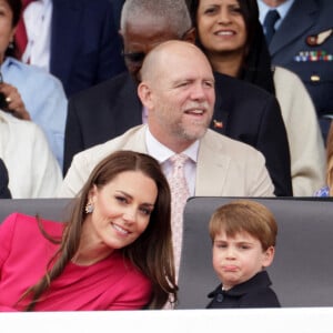 Kate Catherine Middleton, duchesse de Cambridge, le prince Louis Le premier ministre Boris Johnson, Mike Tindall et Mia Tindall - La famille royale d'Angleterre lors de la parade devant le palais de Buckingham, à l'occasion du jubilé de la reine d'Angleterre. Le 5 juin 2022  Platinum Jubilee Pageant in front of Buckingham Palace, London, on day four of the Platinum Jubilee celebrations. Picture date: Sunday June 5, 2022. 