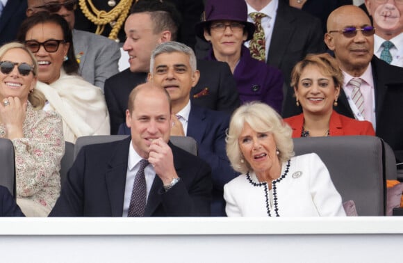 Le prince William, duc de Cambridge et Camilla Parker Bowles, duchesse de Cornouailles, Zara Tindall, Sadiq Khan et Saadiya Khan - La famille royale d'Angleterre lors de la parade devant le palais de Buckingham, à l'occasion du jubilé de la reine d'Angleterre. Le 5 juin 2022