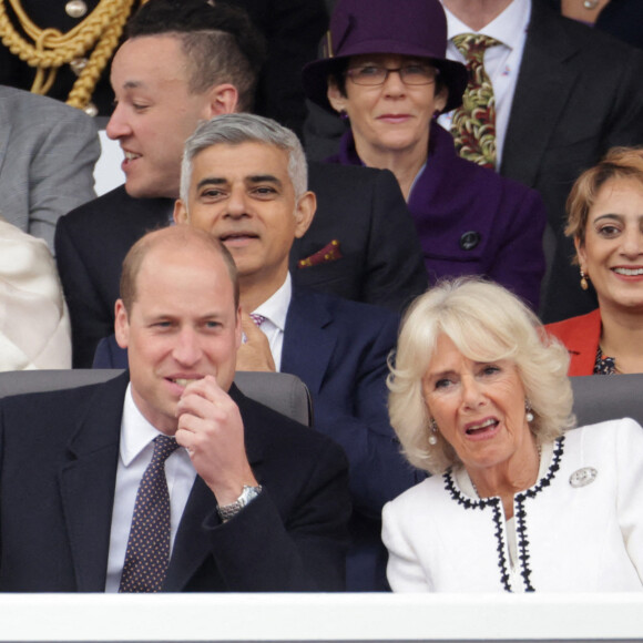 Le prince William, duc de Cambridge et Camilla Parker Bowles, duchesse de Cornouailles, Zara Tindall, Sadiq Khan et Saadiya Khan - La famille royale d'Angleterre lors de la parade devant le palais de Buckingham, à l'occasion du jubilé de la reine d'Angleterre. Le 5 juin 2022