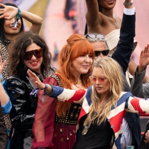 Kate Moss, Naomi Campbell and Patsy Kensit - La famille royale d'Angleterre lors de la parade devant le palais de Buckingham, à l'occasion du jubilé de la reine d'Angleterre. Le 5 juin 2022