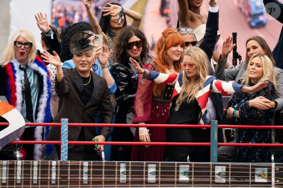 Kate Moss, Naomi Campbell and Patsy Kensit - La famille royale d'Angleterre lors de la parade devant le palais de Buckingham, à l'occasion du jubilé de la reine d'Angleterre. Le 5 juin 2022