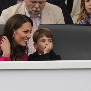 Kate Catherine Middleton, duchesse de Cambridge et le prince Louis - La famille royale d'Angleterre lors de la parade devant le palais de Buckingham, à l'occasion du jubilé de la reine d'Angleterre. Le 5 juin 2022