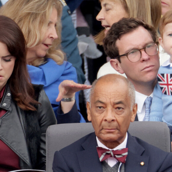 La princesse Eugenie d'York, Jack Brooksbank, August Brooksbank et Ken Olisa - La famille royale d'Angleterre lors de la parade devant le palais de Buckingham, à l'occasion du jubilé de la reine d'Angleterre. Le 5 juin 2022 