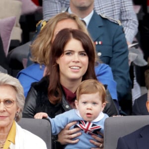 La princesse Eugenie d'York, Jack Brooksbank, August Brooksbank et la duchesse de Gloucester et Ken Olisa - La famille royale d'Angleterre lors de la parade devant le palais de Buckingham, à l'occasion du jubilé de la reine d'Angleterre. Le 5 juin 2022 