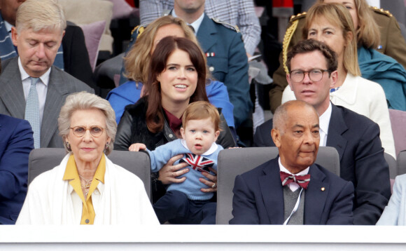 La princesse Eugenie d'York, Jack Brooksbank, August Brooksbank et la duchesse de Gloucester et Ken Olisa - La famille royale d'Angleterre lors de la parade devant le palais de Buckingham, à l'occasion du jubilé de la reine d'Angleterre. Le 5 juin 2022 