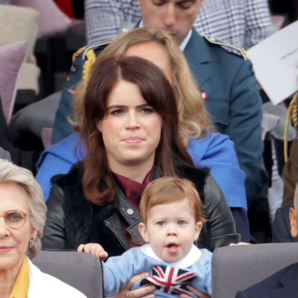 La princesse Eugenie d'York, Jack Brooksbank, August Brooksbank et la duchesse de Gloucester et Ken Olisa - La famille royale d'Angleterre lors de la parade devant le palais de Buckingham, à l'occasion du jubilé de la reine d'Angleterre. Le 5 juin 2022 