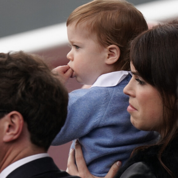 La princesse Eugenie d'York et son fils August - La famille royale d'Angleterre lors de la parade devant le palais de Buckingham, à l'occasion du jubilé de la reine d'Angleterre. Le 5 juin 2022 