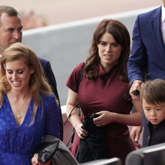Peter Phillips, la princesse Beatrice et la princesse Eugenie d'York, Christopher Woolf, Edoardo Mapelli Mozzi - La famille royale d'Angleterre lors de la parade devant le palais de Buckingham, à l'occasion du jubilé de la reine d'Angleterre. Le 5 juin 2022