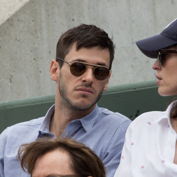 Gaspard Ulliel et sa compagne Gaëlle Pietri - Jour 11 - Les célébrités dans les tribunes des internationaux de tennis de Roland Garros à Paris. Le 7 juin 2017 © Jacovides-Moreau / Bestimage 