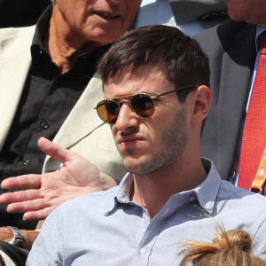 Gaspard Ulliel et sa compagne Gaëlle Pietri dans les tribunes des Internationaux de Tennis de Roland Garros à Paris le 7 juin 2017 © Cyril Moreau-Dominique Jacovides/Bestimage 