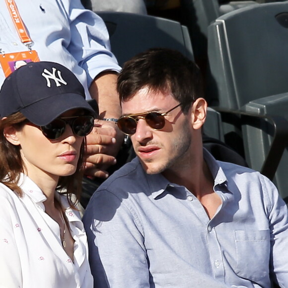 Gaspard Ulliel et sa compagne Gaëlle Pietri dans les tribunes des Internationaux de Tennis de Roland Garros à Paris le 7 juin 2017 © Cyril Moreau-Dominique Jacovides/Bestimage 