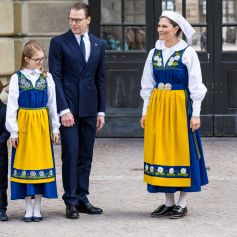 La princesse Victoria, le prince Daniel de Suède et leurs enfants la princesse Estelle et le prince Oscar de Suède lancent la "Journée portes ouvertes des châteaux" au Palais Royal de Stockholm lors de la Fête Nationale, le 6 juin 2022. 