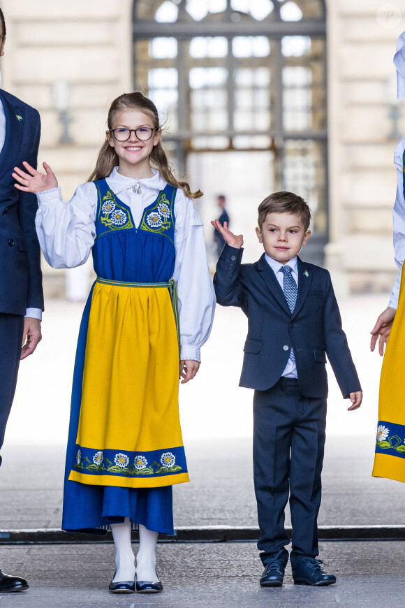 La princesse Victoria, le prince Daniel de Suède et leurs enfants la princesse Estelle et le prince Oscar de Suède lancent la "Journée portes ouvertes des châteaux" au Palais Royal de Stockholm lors de la Fête Nationale, le 6 juin 2022. 