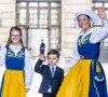 La princesse Victoria, le prince Daniel de Suède et leurs enfants la princesse Estelle et le prince Oscar de Suède lancent la "Journée portes ouvertes des châteaux" au Palais Royal de Stockholm lors de la Fête Nationale