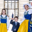 Victoria de Suède en tenue traditionnelle avec sa fille Estelle pendant qu'Oscar... baille d'ennui !
