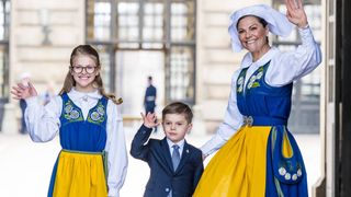 Victoria de Suède en tenue traditionnelle avec sa fille Estelle pendant qu'Oscar... baille d'ennui !