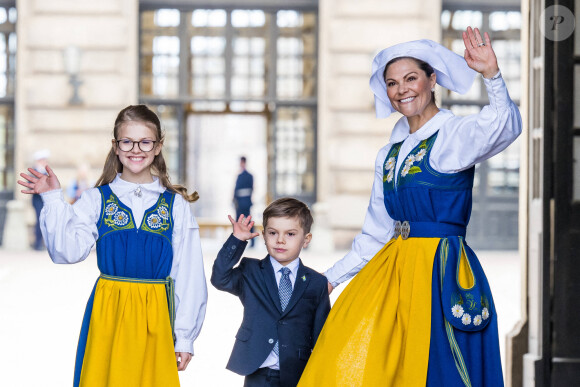 La princesse Victoria, le prince Daniel de Suède et leurs enfants la princesse Estelle et le prince Oscar de Suède lancent la "Journée portes ouvertes des châteaux" au Palais Royal de Stockholm lors de la Fête Nationale