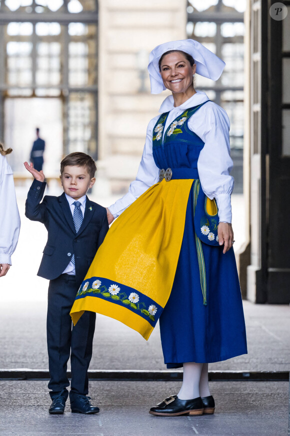 La princesse Victoria, le prince Daniel de Suède et leurs enfants la princesse Estelle et le prince Oscar de Suède lancent la "Journée portes ouvertes des châteaux" au Palais Royal de Stockholm lors de la Fête Nationale, le 6 juin 2022. 