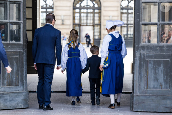 La princesse Victoria, le prince Daniel de Suède et leurs enfants la princesse Estelle et le prince Oscar de Suède lancent la "Journée portes ouvertes des châteaux" au Palais Royal de Stockholm lors de la Fête Nationale, le 6 juin 2022.