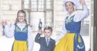 Victoria de Suède en tenue traditionnelle avec fille Estelle pendant qu'Oscar... baille d'ennui !