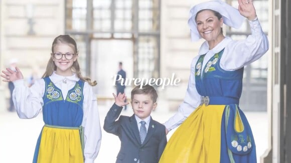 Victoria de Suède en tenue traditionnelle avec fille Estelle pendant qu'Oscar... baille d'ennui !