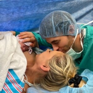 Anna Kournikova et son mari Enrique Iglesias lors de la naissance de leur fille Mary @ Instagram / Anna Kournikova