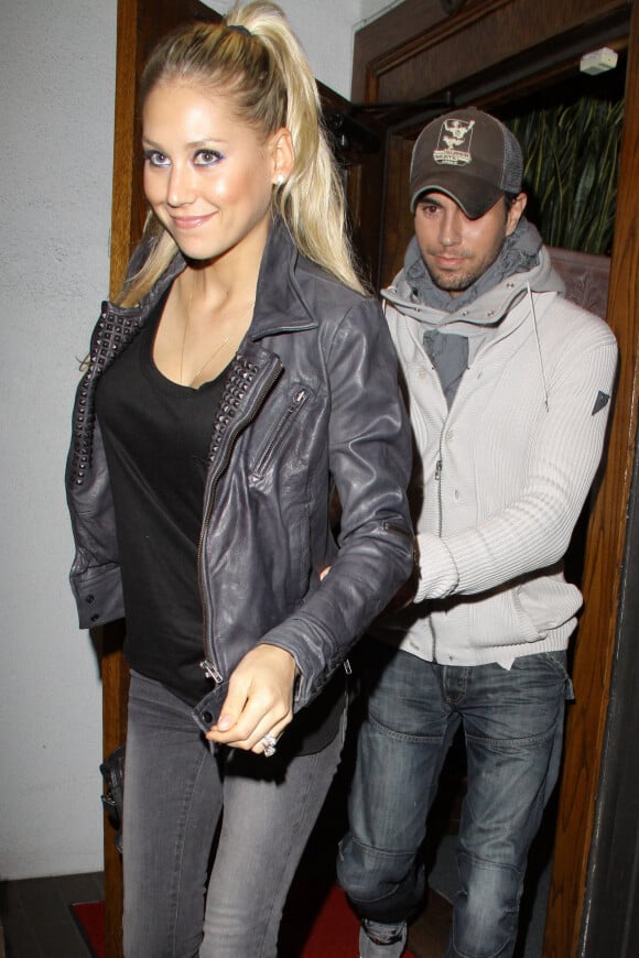 Anna Kournikova quitte un restaurant avec son petit ami Enrique Iglesias en Californie