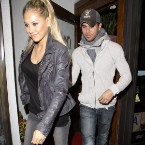 Anna Kournikova quitte un restaurant avec son petit ami Enrique Iglesias en Californie