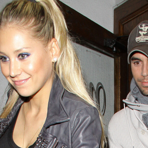 Anna Kournikova quitte un restaurant avec son petit ami Enrique Iglesias en Californie