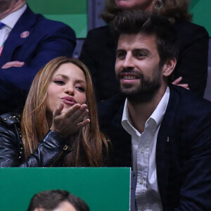 Gerard Piqué et la chanteuse Shakira officialisent leur séparation après douze ans de relation - Shakira et son compagnon Gérard Piqué s'embrassent tendrement dans les tribunes de la finale de la Coupe Davis à Madrid. 