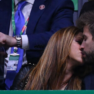 Gerard Piqué et la chanteuse Shakira officialisent leur séparation après douze ans de relation - Shakira et son compagnon Gérard Piqué s'embrassent tendrement dans les tribunes de la finale de la Coupe Davis à Madrid, le 24 novembre 2019.