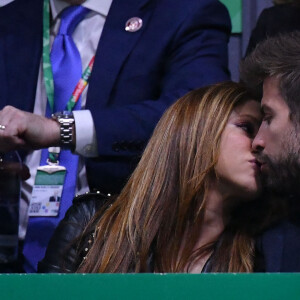 Gerard Piqué et la chanteuse Shakira officialisent leur séparation après douze ans de relation - Shakira et son compagnon Gérard Piqué s'embrassent tendrement dans les tribunes de la finale de la Coupe Davis à Madrid, le 24 novembre 2019.