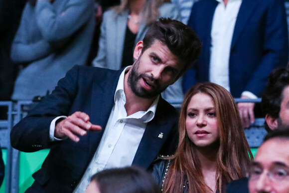 Gerard Piqué et la chanteuse Shakira officialisent leur séparation après douze ans de relation - Shakira et son compagnon Gérard Piqué s'embrassent tendrement dans les tribunes de la finale de la Coupe Davis à Madrid, le 24 novembre 2019.