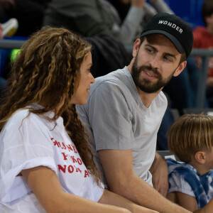 Shakira, son compagnon Gerard Piqué et leurs enfants Sasha, Milan dans les tribunes du match de basket entre le FC Barcelone et San Pablo Burgos à Barcelone le 10 mars 2019. 