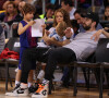 Shakira, son compagnon Gerard Piqué et leurs enfants Sasha, Milan dans les tribunes du match de basket entre le FC Barcelone et San Pablo Burgos à Barcelone le 10 mars 2019.