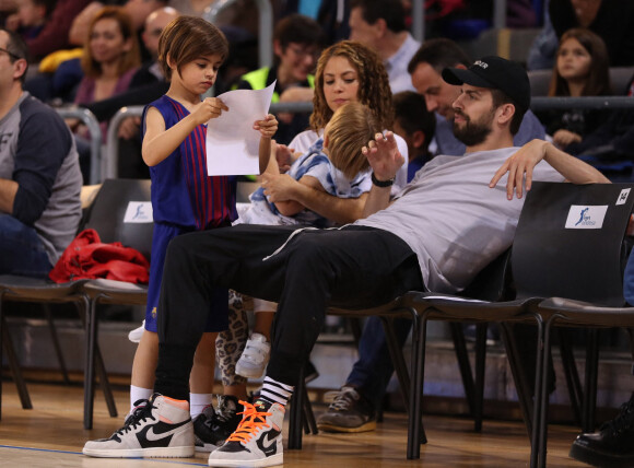 Shakira, son compagnon Gerard Piqué et leurs enfants Sasha, Milan dans les tribunes du match de basket entre le FC Barcelone et San Pablo Burgos à Barcelone le 10 mars 2019.