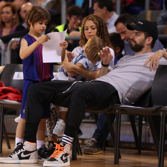 Shakira, son compagnon Gerard Piqué et leurs enfants Sasha, Milan dans les tribunes du match de basket entre le FC Barcelone et San Pablo Burgos à Barcelone le 10 mars 2019.