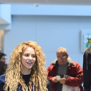 Shakira et son compagnon Gerard Piqué arrivent à l'aéroport JFK de New York avec leurs enfants Milan et Sasha pour les fêtes de Noël le 24 décembre 2017 