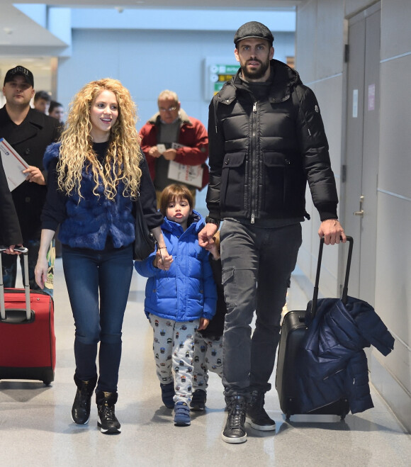 Shakira et son compagnon Gerard Piqué arrivent à l'aéroport JFK de New York avec leurs enfants Milan et Sasha pour les fêtes de Noël le 24 décembre 2017 